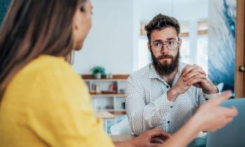 Acheter un logement déjà occupé : les avantages et précautions à prendre. © filadendron – Getty Images