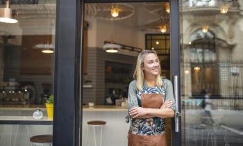 jeune femme devant sa boutique