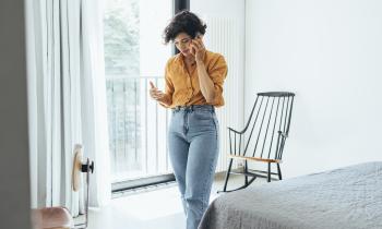 femme au téléphone dans une chambre