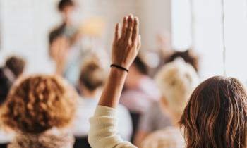 assemblée avec une main levée