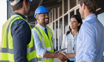 quatre personnes en réunion sur un chantier