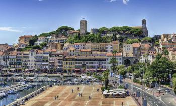 Cannes ne connaît pas la crise : ses prix immobiliers sont en augmentation et la ville abrite la 2e rue la plus chère de France, le Boulevard de la Croisette. © bwzenith - Getty images
