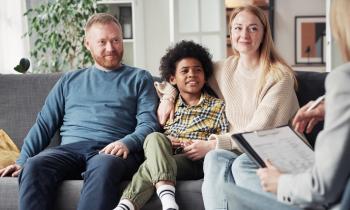 Il est possible d'intégrer un enfant mineur parmi les associés d'une SCI, en tenant compte de quelques particularités. © AnnaStills - Getty images