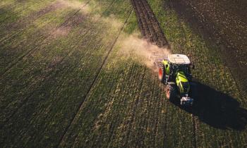 Tracteur sur terrain agricole