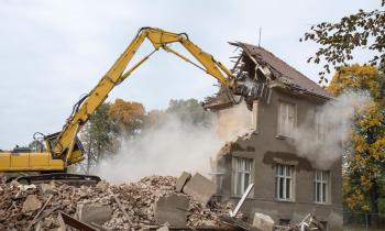 Raser une maison pour en construire une nouvelle : un projet long mais parfois indispensable. © gabort71 - Getty Images