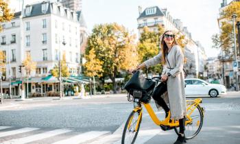 Paris est la métropole française la plus « vélo-friendly », malgré une sécurité à revoir pour les cyclistes. © RossHelen – Getty Images