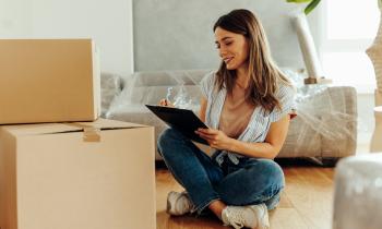 femme faisant l'inventaire post-déménagement