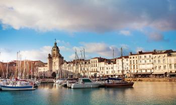 La Rochelle est riche de son patrimoine architectural et historique. © SerrNovik - Getty images