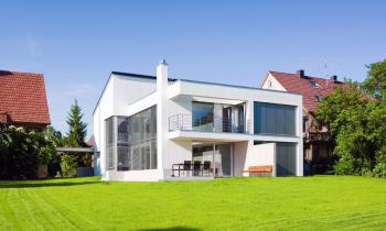 L’appartement, plus écolo que la maison ? Ce n’est pas si simple. © Mlenny - Getty Images