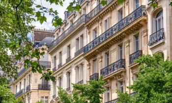 Le marché immobilier parisien est en perte de vitesse, avec des prix immobiliers en baisse. © HJBC - Getty images