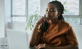 La situation financière, vos objectifs à long terme, votre stabilité personnelle et la solidité de votre relation sont des facteurs qui influenceront votre décision finale.. © Delmaine Donson - Getty images