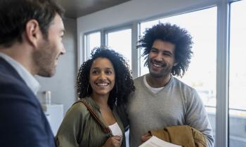 Selon les notaires, il est préférable d'être mariés ou à minima pacsés pour acheter un bien immobilier à deux. © Mindful Media - Getty images