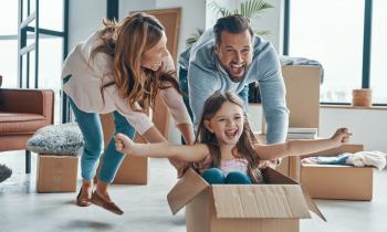 Il est important de parler avec vos enfants du déménagement et de les impliquer dans ce grand projet. © g-stockstudio - Getty images