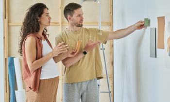 parents choisissent la peinture pour leur future chambre en sous-sol