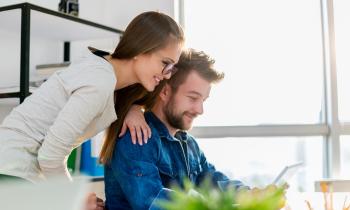 Couple qui se renseigne sur l'apport d'un immeuble dans une SCI