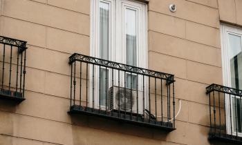 Pensez à consulter le règlement de copropriété avant d'installer une clim sur votre balcon. © MarioGuti - Getty images