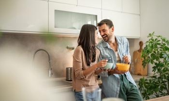 Un logement neuf est toujours un logement bas carbone, il offre des performances énergétiques et un confort optimaux. © Milan Markovic - Getty images