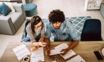 Couple recherchant leur futur investissement immobilier