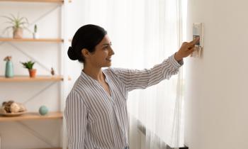 Les thermostats connectés permettent de réduire la consommation d'énergie d'un logement. © fizkes - Getty images