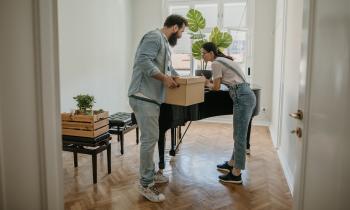 couple qui déménage un piano