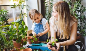 maman jardinant avec sa petite fille sur le balcon 