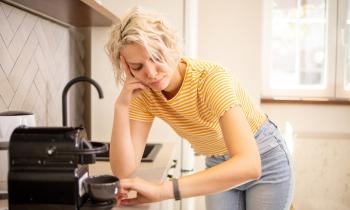 Personne fatiguée, réveillée par le chant du coq du voisin