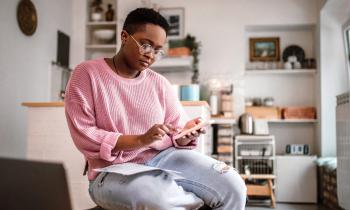 La possibilité de rester dans le logement si vous n'êtes plus étudiant dépend de la nature du logement que vous occupez, et du bail, le cas échéant. © hobo_018 - Getty images