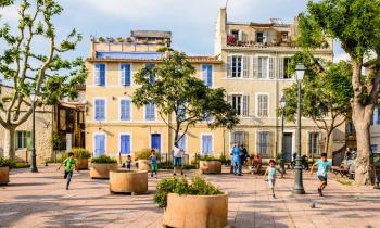 Le quartier du Panier fait partie des quartiers marseillais prisés des familles. © olrat - Getty images