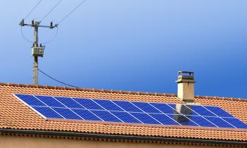 4 foyers équipés sur 10 envisagent d’installer de nouveaux panneaux solaires. © Max Labeille - Getty Images