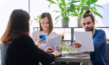 Le portage immobilier permet de soulager financièrement le propriétaire d'un bien, qui transfère temporairement la propriété de son bien à un investisseur le temps d'apurer ses dettes. © Valeriy_G - Getty images