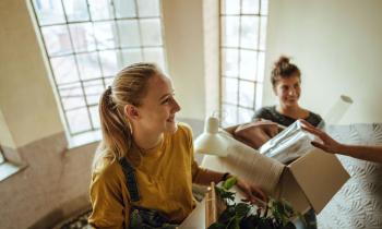 Le propriétaire n'ayant pas le droit de limiter l'accès à votre logement, vous êtes libre d’inviter chez vous qui vous voulez. @ Getty Images