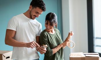 couple en train de déménager qui vérifie la check-list des outils indispensables