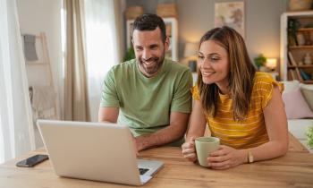 Aujourd'hui, il est possible d'adapter son assurance en ligne en quelques clics. © Dzonsli - Getty images