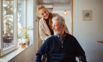 Les proches aidants ne sont plus les grands oubliés de l’assurance emprunteurs. © vorDa - Getty Images