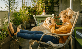 Femme avec son labrador