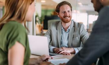 Banques, courtiers… plusieurs professionnels peuvent vous accompagner pour votre rachat de crédits. © VioletaStoimenova - Getty Images