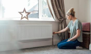 Un premier levier pour améliorer votre DPE chauffage électrique consiste à remplacer vos anciens convecteurs par des radiateurs électriques nouvelle génération. © SolStock - Getty images