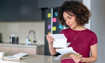 En cas de vente à un nouveau bailleur, les coordonnées de ce dernier doivent être transmises à la personne occupant le bien. © Hispanolistic – Getty Images