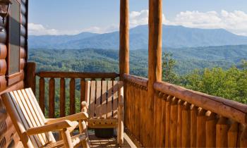 L'immobilier en montagne semble résister à la crise, mais le choix d'acheter ou de louer dépend de vos projets à long terme. © wbritten - Getty images