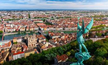 Lyon affiche un marché à contre-courant, avec des prix en baisse de 5,8 % alors que le reste de la France enregistre une hausse des prix de 1 %. © Gregory_DUBUS - Getty images