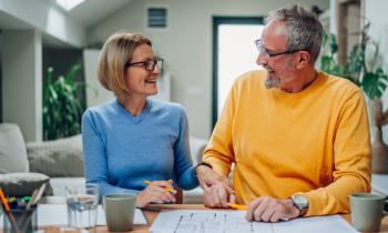 Les conseils à suivre pour bien investir à plus de 60 ans. © zamrznutitonovi - Getty Images