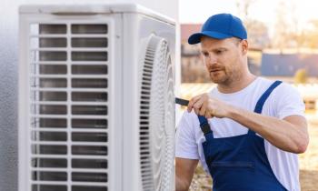 L'entretien d'une pompe à chaleur coûte entre 100 et 160 € pour une intervention ponctuelle, et entre 240 et 400 € dans le cadre d'un contrat de maintenance. © ronstik - Getty images