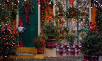 Une maison de campagne, dont la façade et les extérieurs sont décorés à l'occasion des fêtes.