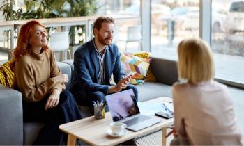 Pour intégrer les travaux dans un prêt immobilier, il faut commencer par réaliser des devis par des professionnels. © skynesher - Getty images