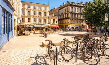 Entre son dynamisme économique, son patrimoine culturel et son cadre de vie agréable, Bordeaux a de quoi séduire.. © RossHelen - Getty images