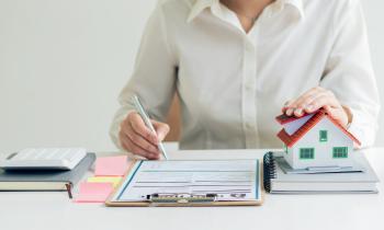 Une femme étudie un document lié aux diagnostics immobiliers d'un logement