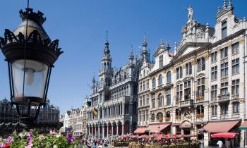 Bruxelles, vue sur la Grand Place, avec un réverbère au premier plan