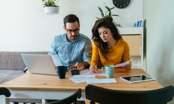 couple qui se renseigne sur le DPE Collectif