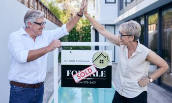 Un couple de sénior, heureux d'avoir vendu leur maison