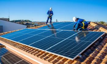Les nombreuses aides disponibles permettre de réduire significativement le coût de l’installation de panneaux solaires. © Eloi_Omella – Getty Images